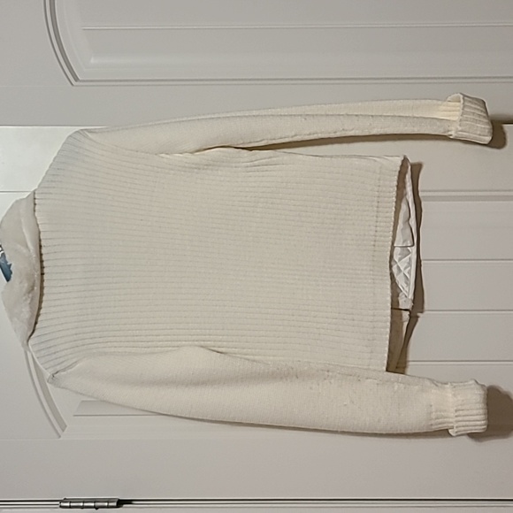 Cream colored zip closure medium sweater with faux fur collar - Picture 9 of 10